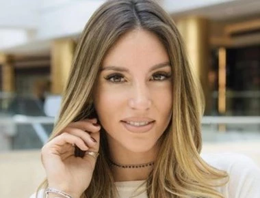 Η Αθηνά Οικονομάκου κολάζει το Πανελλήνιο με το κόκκινο μπικίνι της